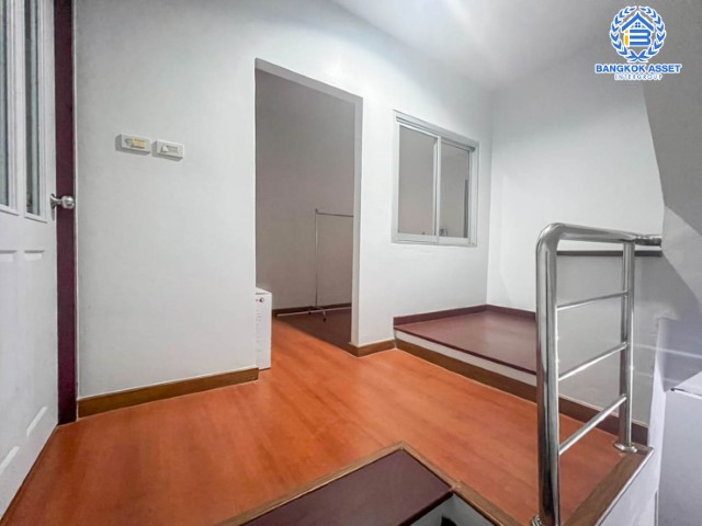 *****ทาวน์โฮมมือสองย่านกรุงเทพมหานคร ม.สุขาภิบาล5 สุขาภิบาล เนื้อที่ 18 ตร.ว. ฟังก์ชัน 2 ห้องนอน 3 ห้องน้ำ 2 ที่จอดรถ ออฟฟิศทำเลดี เดินทางสะดวก ตั้งอยู่บนถ.สุขาภิบาล 5 ใกล้รถไฟฟ้าสายสีเขียว "สถานีสายหยุด" ราคาสุดคุ้ม!